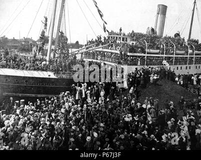 Victoria, British Columbia, Canada, Canadian men line jusqu'à rejoindre les alliés dans la lutte contre la Première Guerre mondiale Banque D'Images