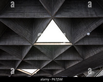 Plafond de l'aéroport construit dans un triangle symétrique, avec plusieurs puits de lumière, la création d'un look moderne et futuriste. Banque D'Images