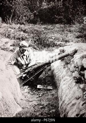 Soldat français avec une arme d'artillerie de tranchée durant la première guerre mondiale Banque D'Images