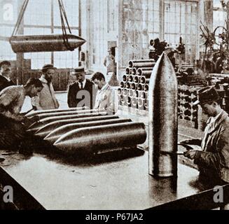 Armes à sous-munitions et d'armes fabrication en France pendant la première guerre mondiale 1916 Banque D'Images