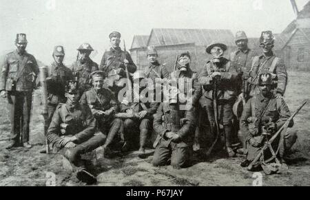 Les soldats portent des casques allemands britanniques capturés au combat en première ligne dans la première guerre mondiale 1916 Banque D'Images