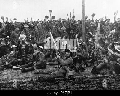 Soldats britanniques célébrer une victoire en première ligne dans la première guerre mondiale 1916 Banque D'Images