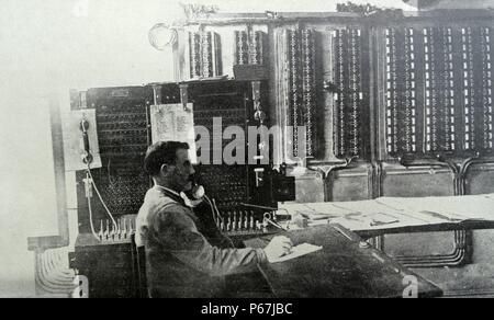 L'intérieur d'un central téléphonique du centre de renseignement anti-aériens à Paris ; reçoit un avertissement de raid de dirigeables Zeppelin allemand ; pendant la Première Guerre mondiale 1916 Banque D'Images