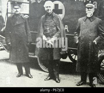 Général Bramwell Booth avec les ambulances de l'Armée du Salut ; pour la Croix-Rouge à utiliser en Russie ; la première guerre mondiale 1916 Banque D'Images