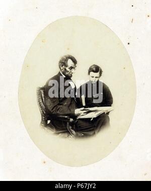 Abraham Lincoln, président des États-Unis, à la recherche d'un album photo avec son fils, Tad Lincoln. Comme le seul portrait de lui porter des lunettes ce portrait a été l'une des plus largement distribué de Lincoln. Banque D'Images
