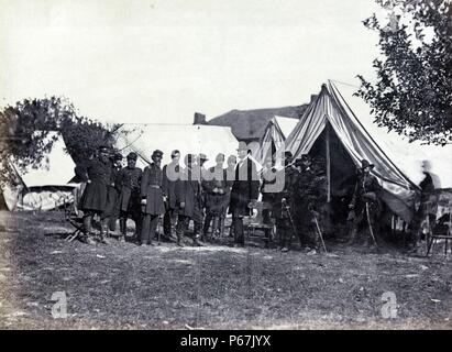 Abraham Lincoln à Antietam, Maryland, le vendredi 3 octobre, 1862, au cours de sa visite au général McClellan, commandant de l'armée du Potomac, d'encourager les 'Little Mac' pour attaquer l'armée confédérée. Lincoln est posée par un président permanent et en face de McClellan avec d'autres officiers de l'Armée de l'Union européenne regroupés à l'extérieur d'une tente. Banque D'Images