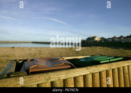 Bacs de recyclage sur une plage Banque D'Images