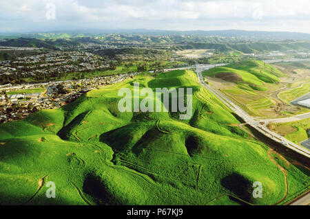 Une vue aérienne sur les vertes collines à Chino Hills, Californie Banque D'Images
