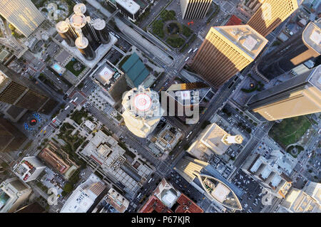 À tout droit sur le centre-ville de Los Angeles. Cette antenne image semble tout droit sur la US Bank Building, le bâtiment le plus haut à l'ouest de la Sears' Banque D'Images