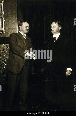 Theodore Roosevelt et Hiram Johnson, debout, se serrer la main après avoir été présenté comme candidats à la présidence pour le Parti progressiste-ou-Bull Moose party. Banque D'Images