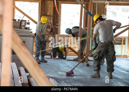 Les soldats de la 315e compagnie de construction verticale Ingénieur non seulement construire ; ils balaient et mesurer la parole au Camp Roberts, Californie, le 16 mai. La Garde Nationale de Californie a été chargé de rénover les bâtiments initialement conçu pour accueillir la seconde guerre mondiale et guerre de Corée soldats au Camp Roberts. (U.S. Photo de l'armée par la CPS. Brandan Zachery/libérés) Banque D'Images