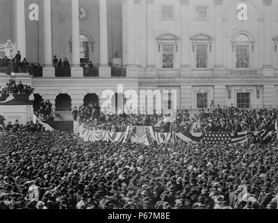 Le président McKinley faire son discours d' McKinley en première position, au niveau du sol, près de l'aile du Sénat du portique de Capitole. McKinley (1843-1901) a été le 25e président des États-Unis qui a conduit la nation à la victoire dans la guerre hispano-américaine et élevé des tarifs de protection pour promouvoir l'industrie américaine. Banque D'Images