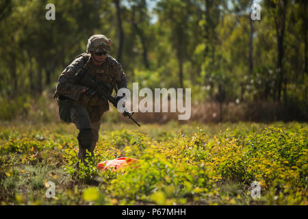 Lance le Cpl. Karl-Andrew Perkins, un carabinier, place un groupe spécial de l'air pour signaler un hélicoptère UH-1Y Venom d'une zone d'atterrissage à l'extérieur de Robertson Barracks, Territoire du Nord, Australie, le 20 mai 2016. La Force de rotation avec Marine marines - Darwin avec une simulation d'évacuation de la causalité UH-1Y Venom hélicoptère. MRF-D est un déploiement de six mois de Marines dans Darwin, Australie, la formation dans un environnement nouveau. Perkins, de Grove City, Texas, est avec la société B, 1er Bataillon, 1e Régiment de Marines, MRF-D. (U.S. Marine Corps photo par le Cpl. Mandaline Hatch/libérés) Banque D'Images