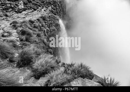 Compte tenu de l'Monochrome Chutes Tugela, la deuxième plus haute chute d'eau sur terre. La rivière Tugela plonge 948 m en 5 étapes à partir du haut de l'Amphithea Banque D'Images