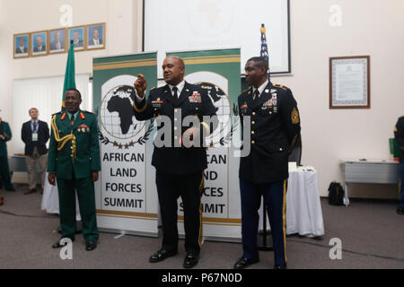 Aloisi James Mwakibolwa, défense du peuple tanzanien, commandant des forces terrestres(à gauche),l'Afrique de l'armée américaine, le général commandant Darryl A. Williams (centre), et de l'Armée US Africa Command Segrent Major Christopher G. Gilpin parlent leurs remarques de clôture à la cérémonie de clôture du Sommet de la Force terrestre le 19 mai 2016 à Arusha en Tanzanie. ALFS est un sommet annuel d'une semaine, réunissant les chefs d'état-major de la force terrestre à partir de l'ensemble du continent africain pour discuter des menaces mutuelles et les défis d'un point de vue régional. (U.S. Photo de l'armée par le sergent. Lance livres) Banque D'Images