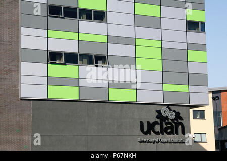 Le bâtiment de l'usine Médias colorés à l'University of Central Lancashire, Preston. L'Universitys de €15 millions de Media Factory wa Banque D'Images