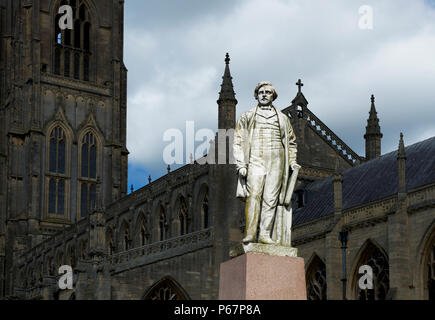 L'église St Botoph (le moignon), et statue de Herbert Ingram, MP, à Boston, Lincolnshire, Angleterre, Royaume-Uni Banque D'Images