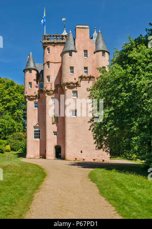 CRAIGIEVAR CASTLE ABERDEENSHIRE ECOSSE ENTRÉE PRINCIPALE ET LES GENS EN HAUT DE LA TOUR Banque D'Images