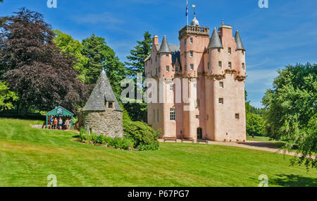 CRAIGIEVAR CASTLE ABERDEENSHIRE ECOSSE ENTRÉE PRINCIPALE LES GENS EN HAUT DE LA TOUR ET DANS LE KIOSQUE EN BOIS AVEC DES GLACES Banque D'Images