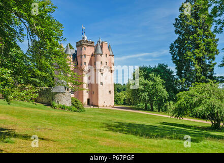 CRAIGIEVAR CASTLE ABERDEENSHIRE ECOSSE ENTRÉE PRINCIPALE LES GENS AU SOMMET DE LA TOUR ET LES ARBRES D'ÉTÉ Banque D'Images