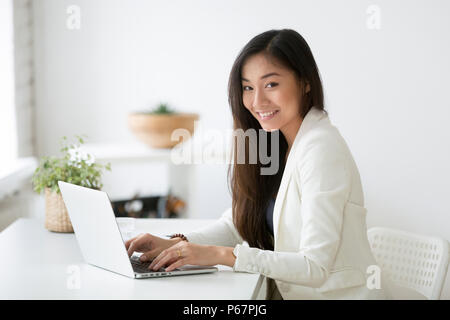 Portrait of female Asian professional posing smiling at camera Banque D'Images