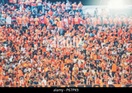 Flou des fans de football dans un match et les spectateurs au stade de football Banque D'Images
