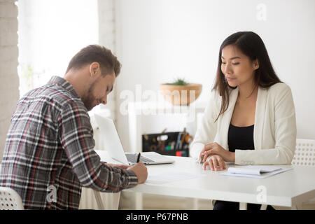 Candidat au poste de sexe masculin signature du contrat de travail après l'interv Banque D'Images