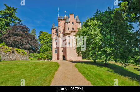 CRAIGIEVAR CASTLE ABERDEENSHIRE ECOSSE VOIR ET VOIE MENANT À L'ENTRÉE PRINCIPALE Banque D'Images