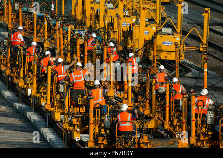 De nouveaux tronçons de voie étant pivotant sur l'alignement de la WCML du chantier à Bourne End en août 2003 au cours de la WCML mise à niveau. Banque D'Images