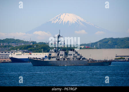 160513-N-CZ848-103 La baie de Tokyo, Japon (13 mai 2016) La classe Arleigh Burke destroyer lance-missiles USS Barry (DDG 52) cours des transits Mt. Fuji qu'il arrive à Yokosuka Activités flotte au Japon. Barry est équipé avec les dernières données de référence du système de combat Aegis 9 qui comprend l'état de l'art de la défense aérienne, la défense antimissile balistique, la guerre de surface et sous-marine. (U.S. Photo par marine Spécialiste de la communication de masse 2e classe Jason/Kofonow) Parution Banque D'Images