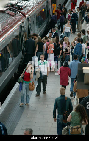 Les passagers à bord d'un Virgin Trains aux heures de pointe au service de Manchester Piccadilly. Mai 2005 Banque D'Images