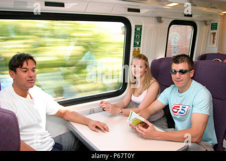 Les passagers en classe standard à bord de Midland Main Line Class 222 Méridien. Mai 2004. Banque D'Images