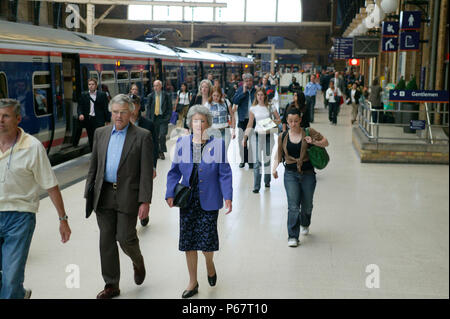 Les passagers qui quittent le train à l'arrivée à la gare de Kings Cross à Londres. Mai 2005 Banque D'Images