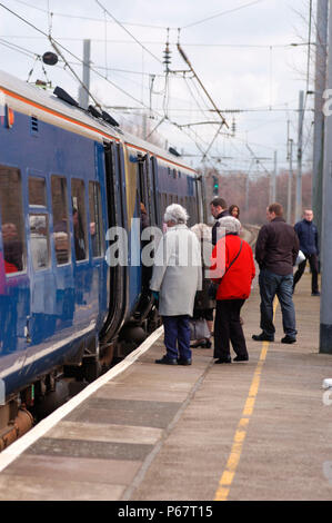 Les passagers sont à Leyland en attendant l'embarquement une classe 158 Sprinter Express rame DMU un travail Liverpool Lime Street - Blackpool service. Avril 2005. Banque D'Images