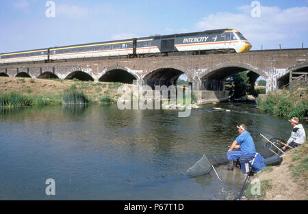 Scène pastorale sur la rivière Ouse près de Bedford St Pancras en tant que produit la TVH liée au sud sur la Midland Main Line C 1992 Banque D'Images