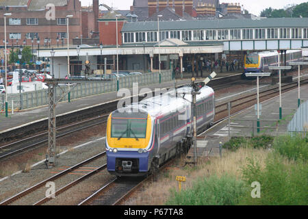 La station de Rhyl dans le nord du Pays de Galles avec deux première classe nord-ouest 175 trains. Juillet 2004. Banque D'Images