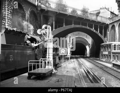 Rouen RD station sur l'Etat français a été de fer dans une zone construite densley et atteint par les tunnels ferroviaires. Il est situé sur la ligne principale de Paris St L Banque D'Images