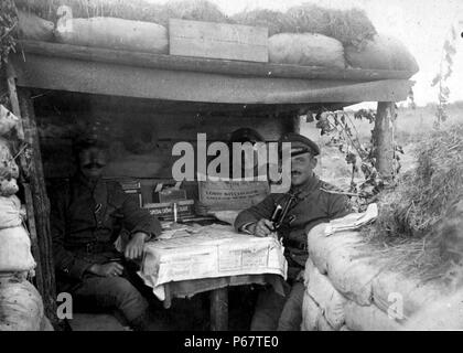 Photographie de soldats allemands dans une tranchée près de Wiltje. L'un est la manière d'aborder une question du Daily Mail de rapports sur Lord Kitchener's call for more British recrues. Datée 1915 Banque D'Images