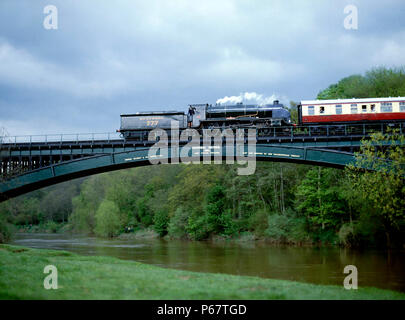 Severn Valley Railway No.777 Sir Lamiel traverse le pont Victoria avec les 15:40 ex de Bewley Hampton Loade. Banque D'Images