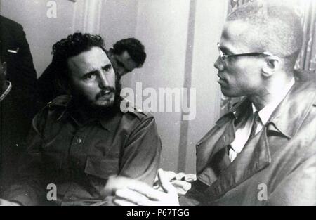 Photo d'une réunion à Harlem avec Fidel Castro (1926-) et Malcolm X (1925-1965). Daté 1960 Banque D'Images