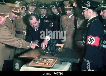 Photographie couleur de l'ingénieur et designer automobile Ferdinand Porsche (1875-1951) présente Adolf Hitler (1889 - 1945) avec un modèle automobile durant les célébrations du 50e anniversaire de Hitler, Berin photographié par Hugo Jaeger. Datée 1939 Banque D'Images