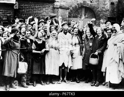 Photographie de Mahatma Gandhi étant accueillie par un groupe de travailleuses du textile au cours d'une visite à Darwen Lancashire. Datée 1931 Banque D'Images