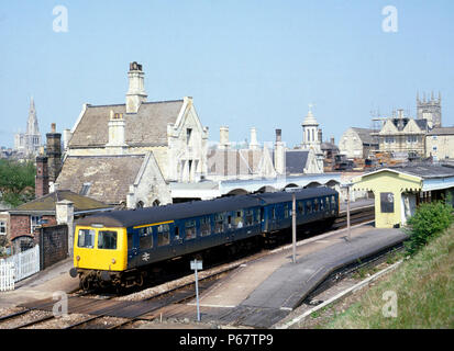 Stamfurd.La station 14:35 Leicester à Peterborough D.M.U. arrive à la plate-forme 1. 11.05.1981. Banque D'Images