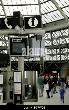 D'un téléphone et d'informations s'affiche à un poste de lecture, dans le Berkshire. C 1993. Banque D'Images