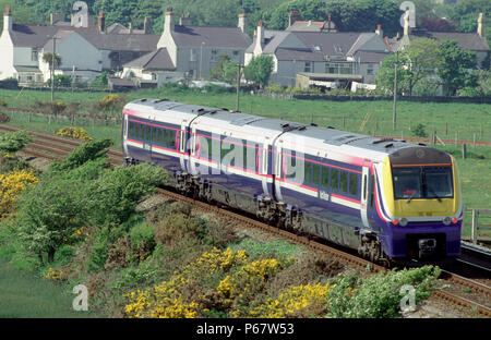 Les Coradia Class 175 unités sont communes sur la côte nord du Pays de Galles, comme cette scène à l'ouest de Bangor montrant un Crewe - Holyhead en courbe de service passé Vall Banque D'Images