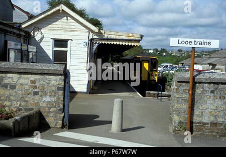 La fin de la Liskeard à Looe embranchement à Liskeard station comme un train de Looe attend de partir. L'année 2002. Banque D'Images