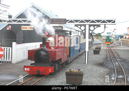 L'Fairbourne & Barmouth Railway a toujours été exploité comme une ligne de voyageurs pour répondre aux touristes se rendant sur l'estuaire de Mawddach. Une arrivée à partir de la Ba Banque D'Images