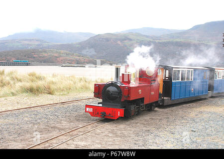 L'Fairbourne & Barmouth Railway a toujours été exploité comme une ligne de voyageurs pour répondre aux touristes se rendant sur l'estuaire de Mawddach. Un train à partir de la F Banque D'Images