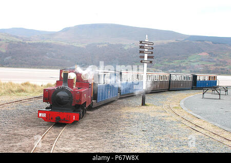 L'Fairbourne & Barmouth Railway a toujours été exploité comme une ligne de voyageurs pour répondre aux touristes se rendant sur l'estuaire de Mawddach. Un train à partir de la F Banque D'Images