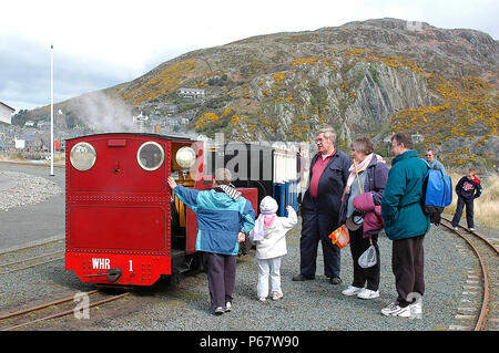 L'Fairbourne & Barmouth Railway a toujours été exploité comme une ligne de voyageurs pour répondre aux touristes se rendant sur l'estuaire de Mawddach. Les passagers prendre ti Banque D'Images